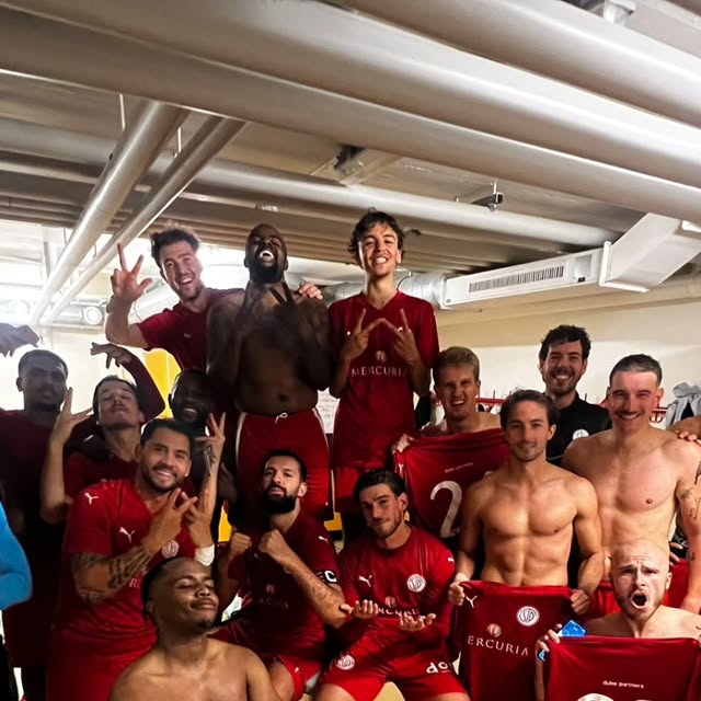 Les joueurs du FC Saint-Paul célèbrent dans le vestiaire après la victoire contre Étoile Carouge II, le 3 octobre 2026