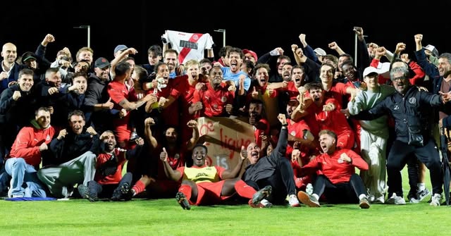 Les joueurs et le staff du FC Saint-Paul célèbrent ensemble